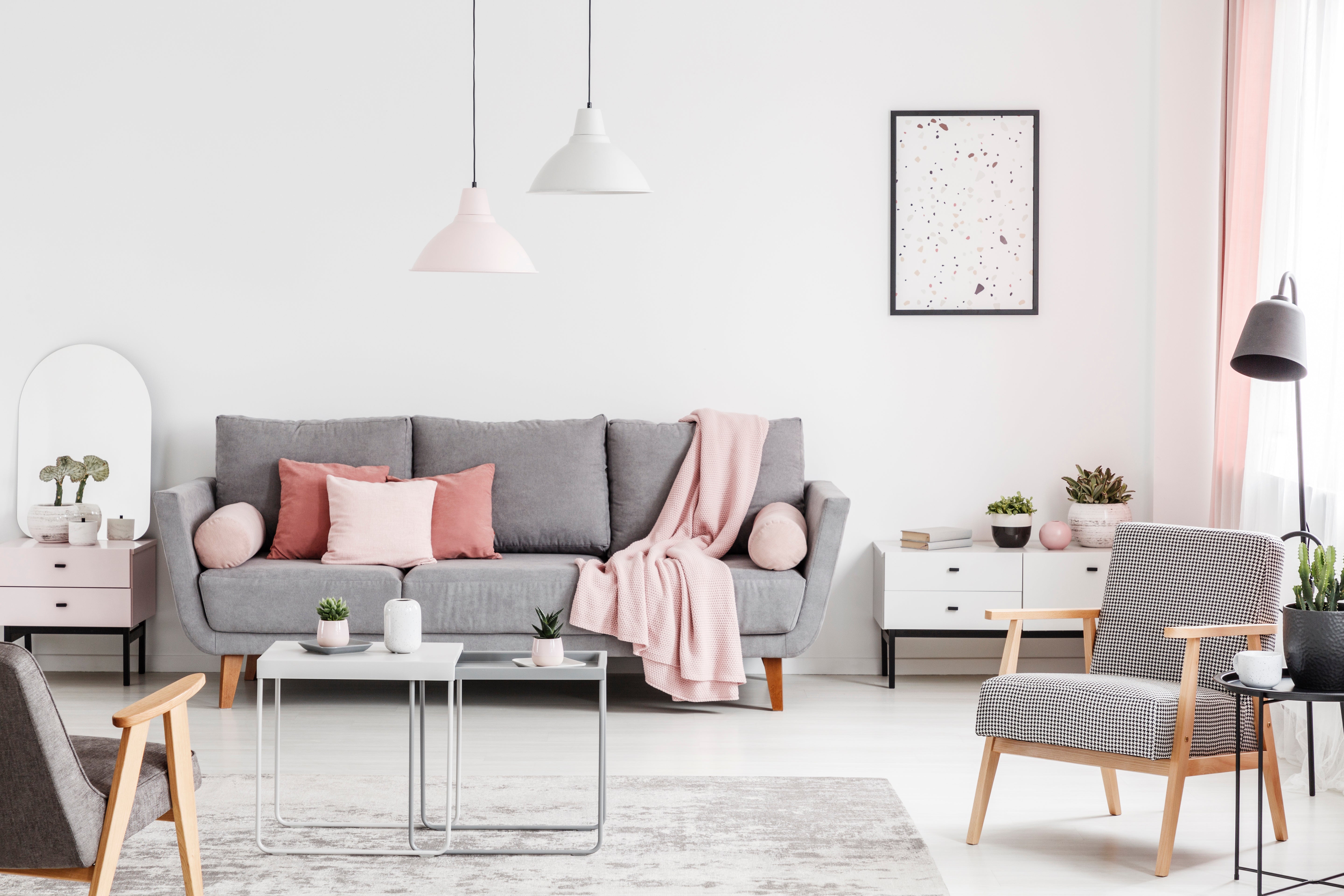 L'association chic du gris et du rose dans un salon – Tediber